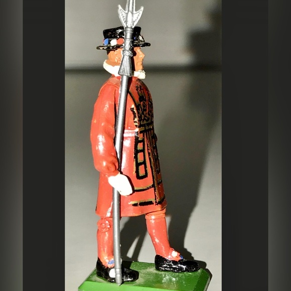 Vintage BRITAIN'S SOLDIERS LTD Beefeater Miniature Metal Guard Made in England - Picture 4 of 7